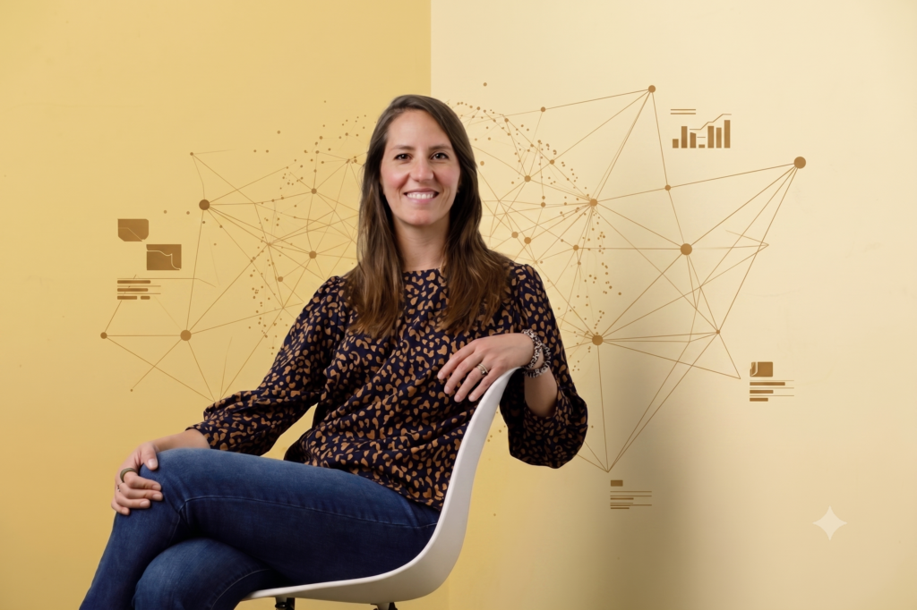 Profesional sonriendo frente a una red de datos e iconos de habilidades