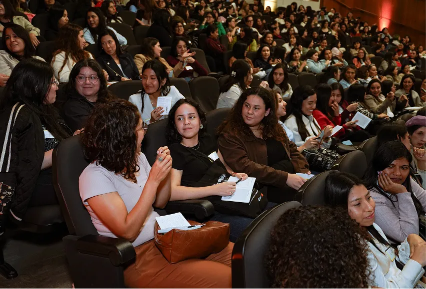 Participantes de Activa tu carrera en un auditorio